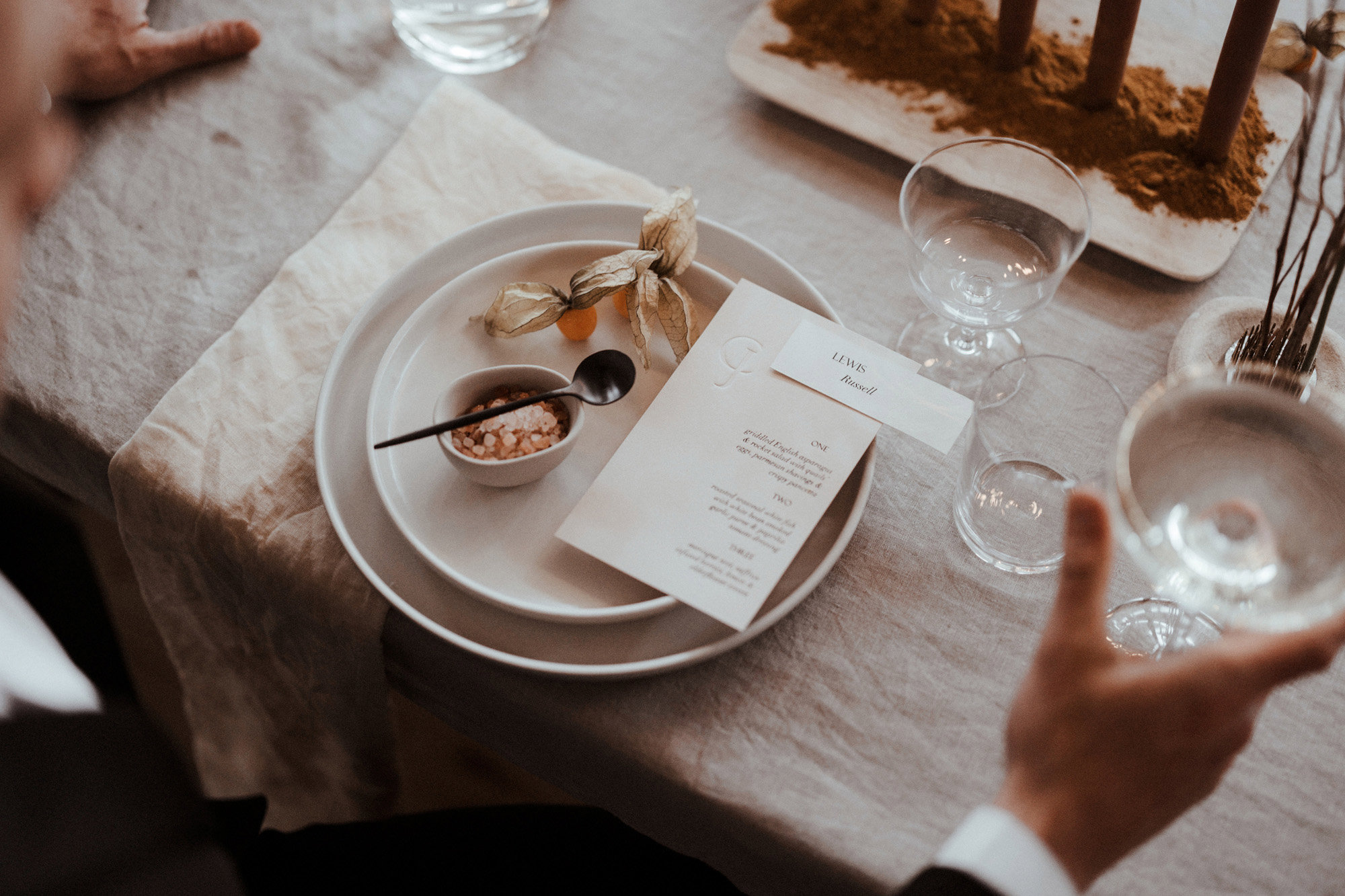 Natural wedding table styling for a sustainable wedding reception in the cotswolds