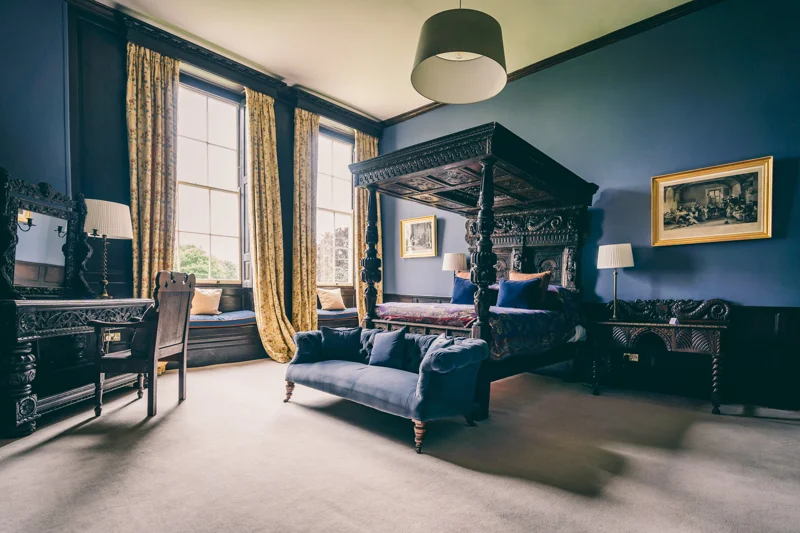 Antique four poster bed in a Grade 2 listed mansion- secret escape in The Cotswolds. A very unusual place to stay