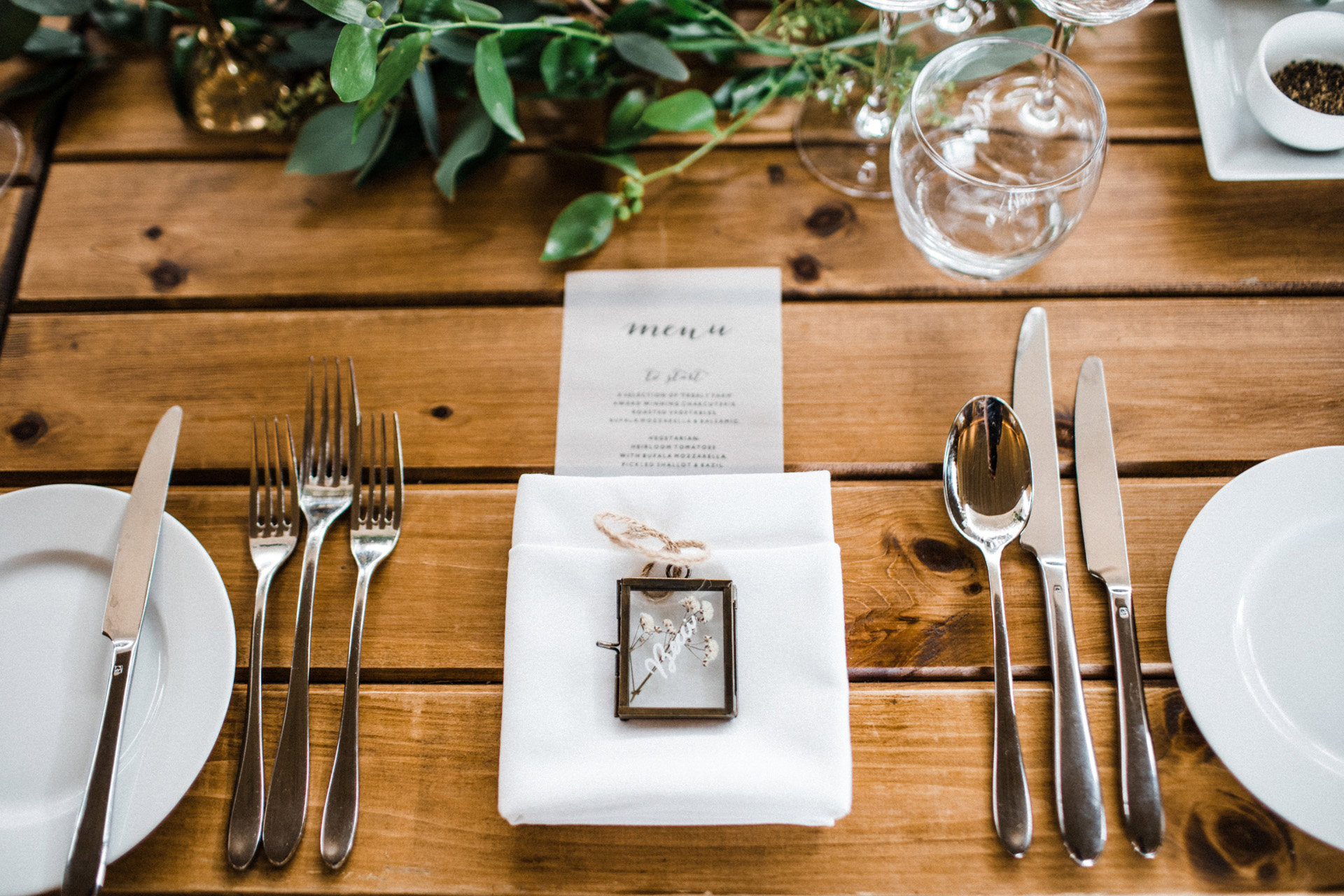 Natural wedding table setting for 2021 inspiration