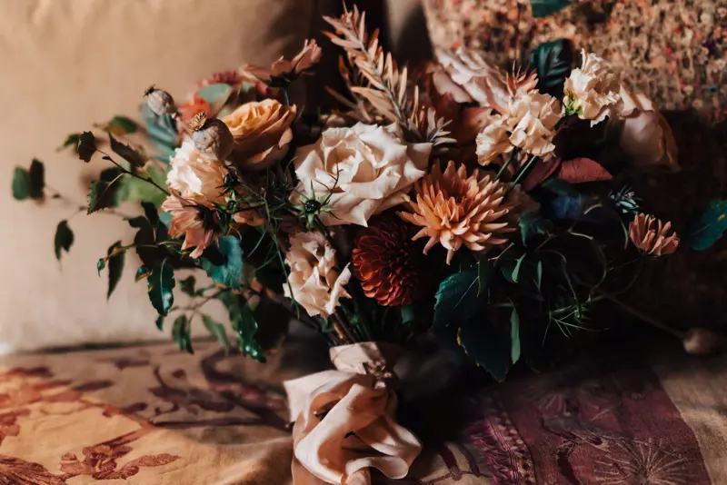 Luxe wedding flowers for a costwolds wedding