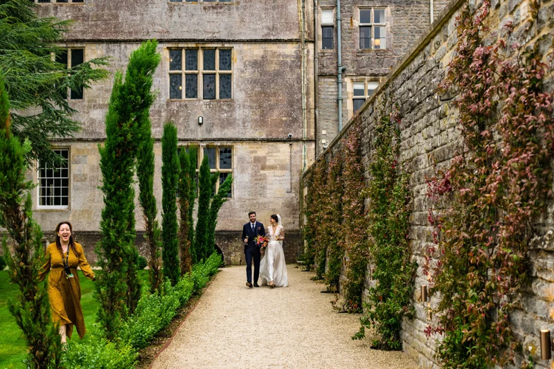 wedding coordinator accidentally gets snapped in couple shot funny wedding photos